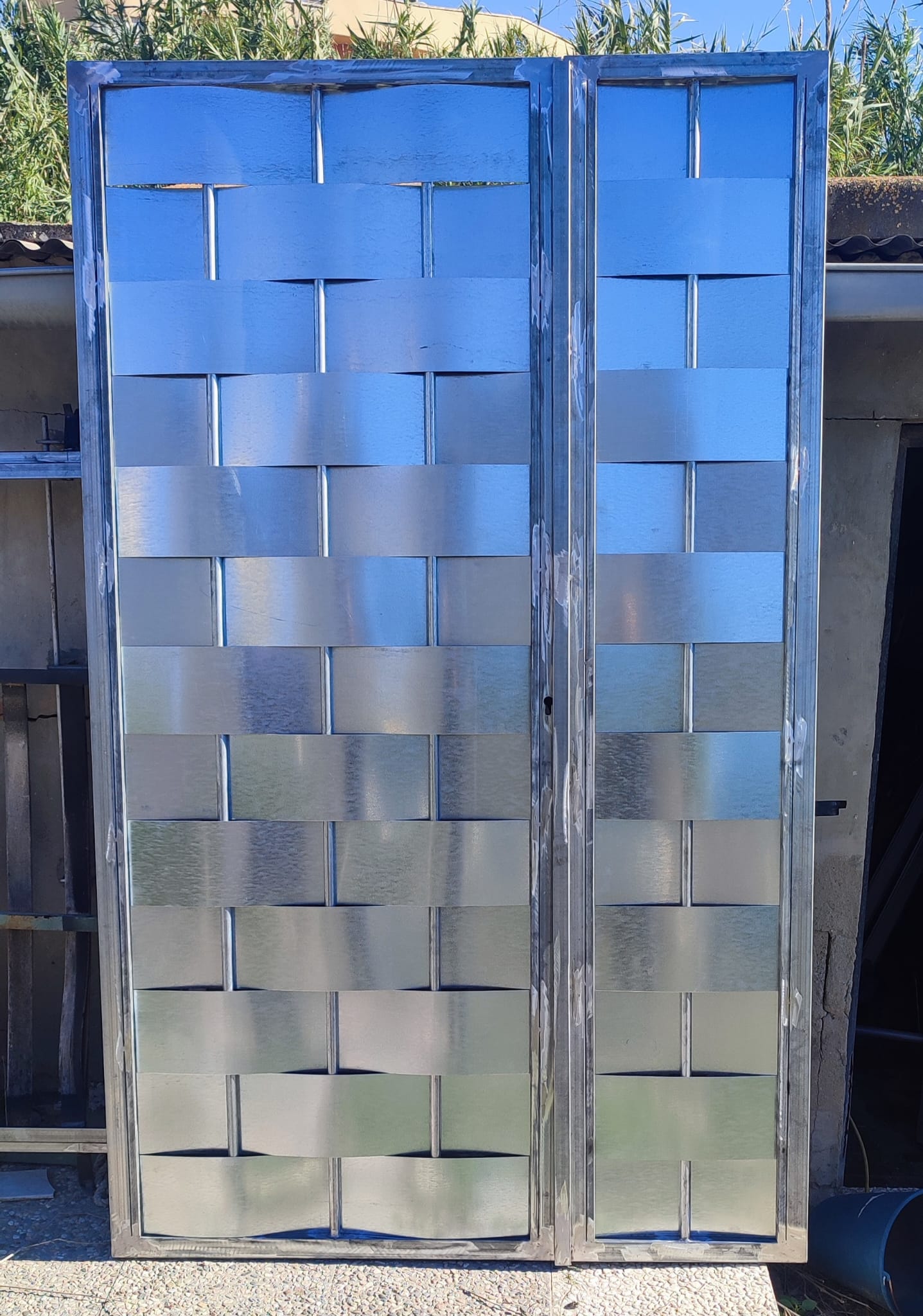 Puerta metálica exterior